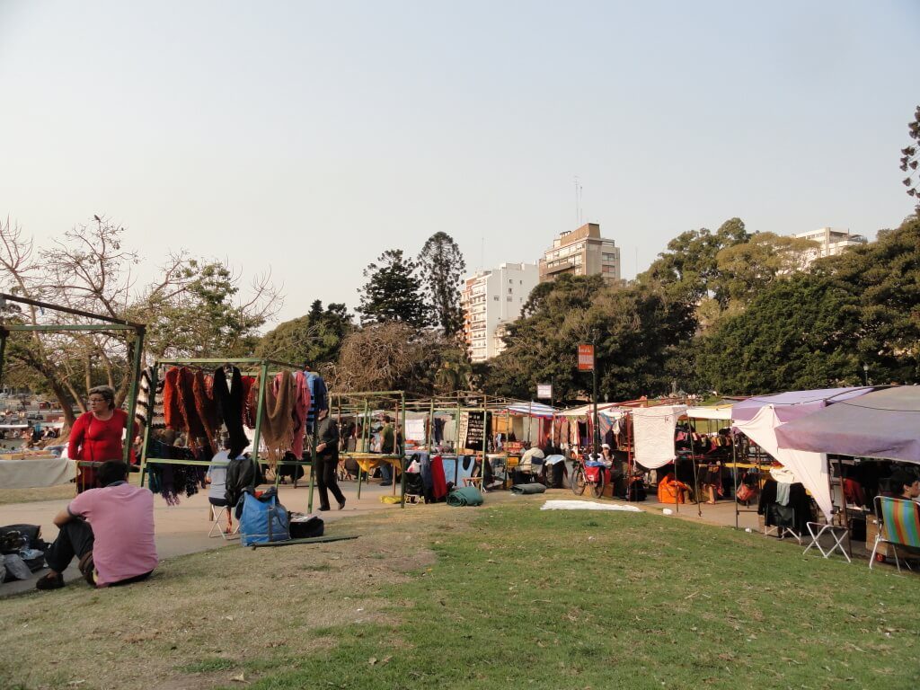 Feirinha de Artesanato da Recoleta é diversão e arte Aguiar Buenos Aires