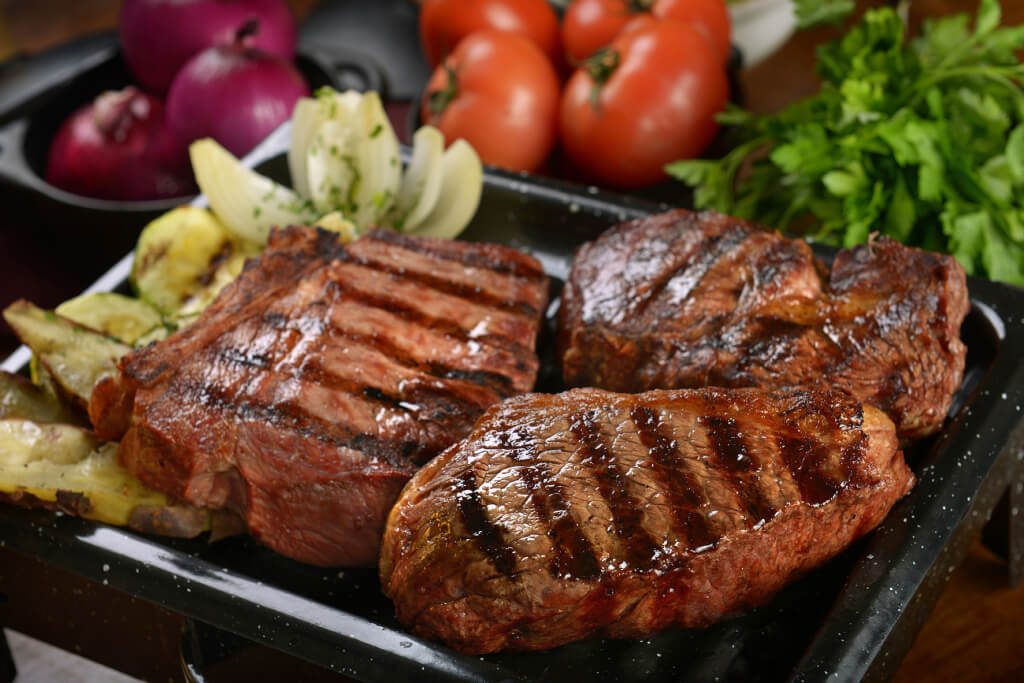 Parrilla-com-bife-de-chorizo-tapa-de-cuadril-e-entrecot-1024×683