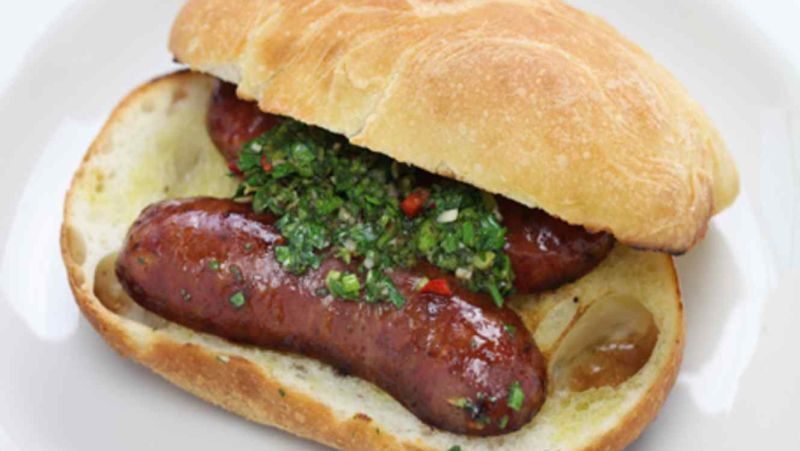 choripan-chimichurri-argentina